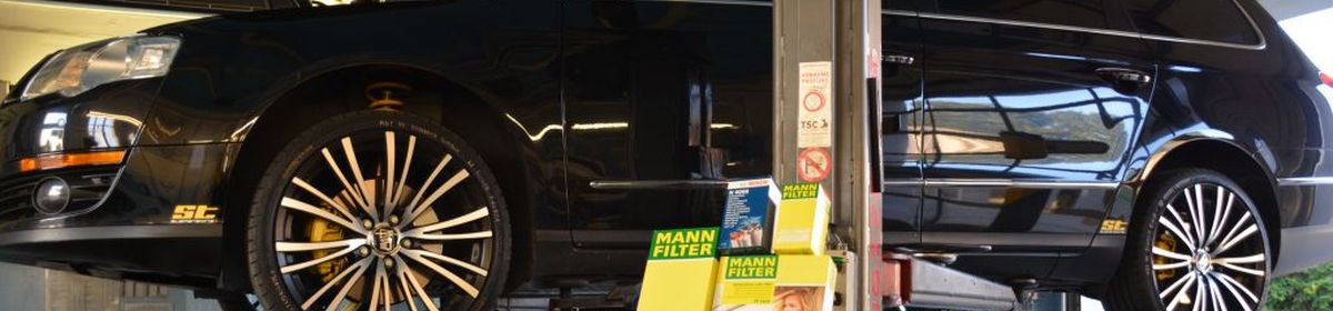 Ein Passat auf einer Hebebühne